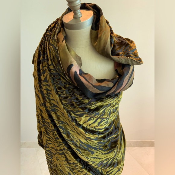 Dramatic Burnt Velvet Double Faced Wrap - Picture 3 of 9